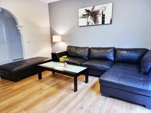 House | 4 bedrooms, in-room safe, desk, iron/ironing board