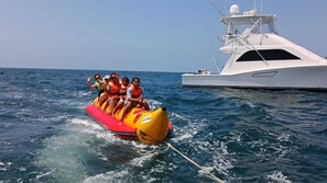 Douche, serviettes fournies, savon, shampooing