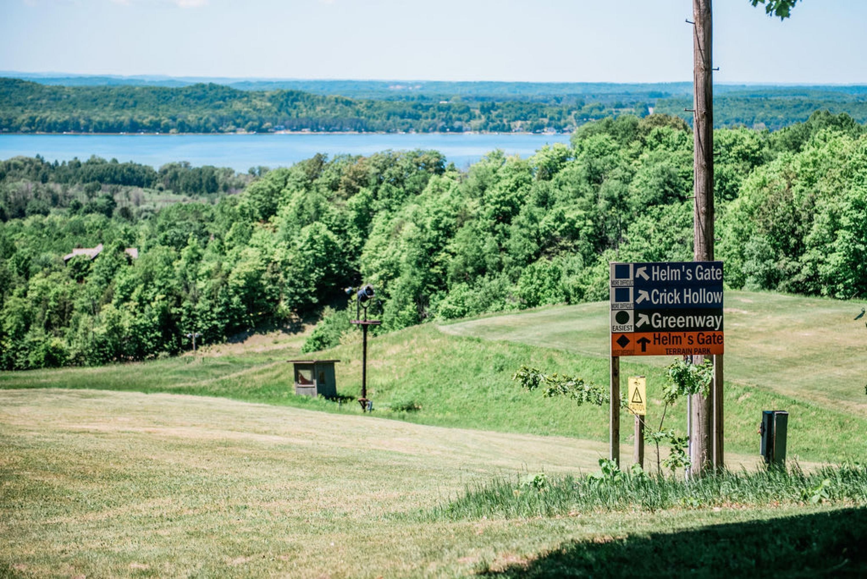 Un panneau indicateur indiquant la direction de Helm's Gate, de Crick Hollow et de Greenway.