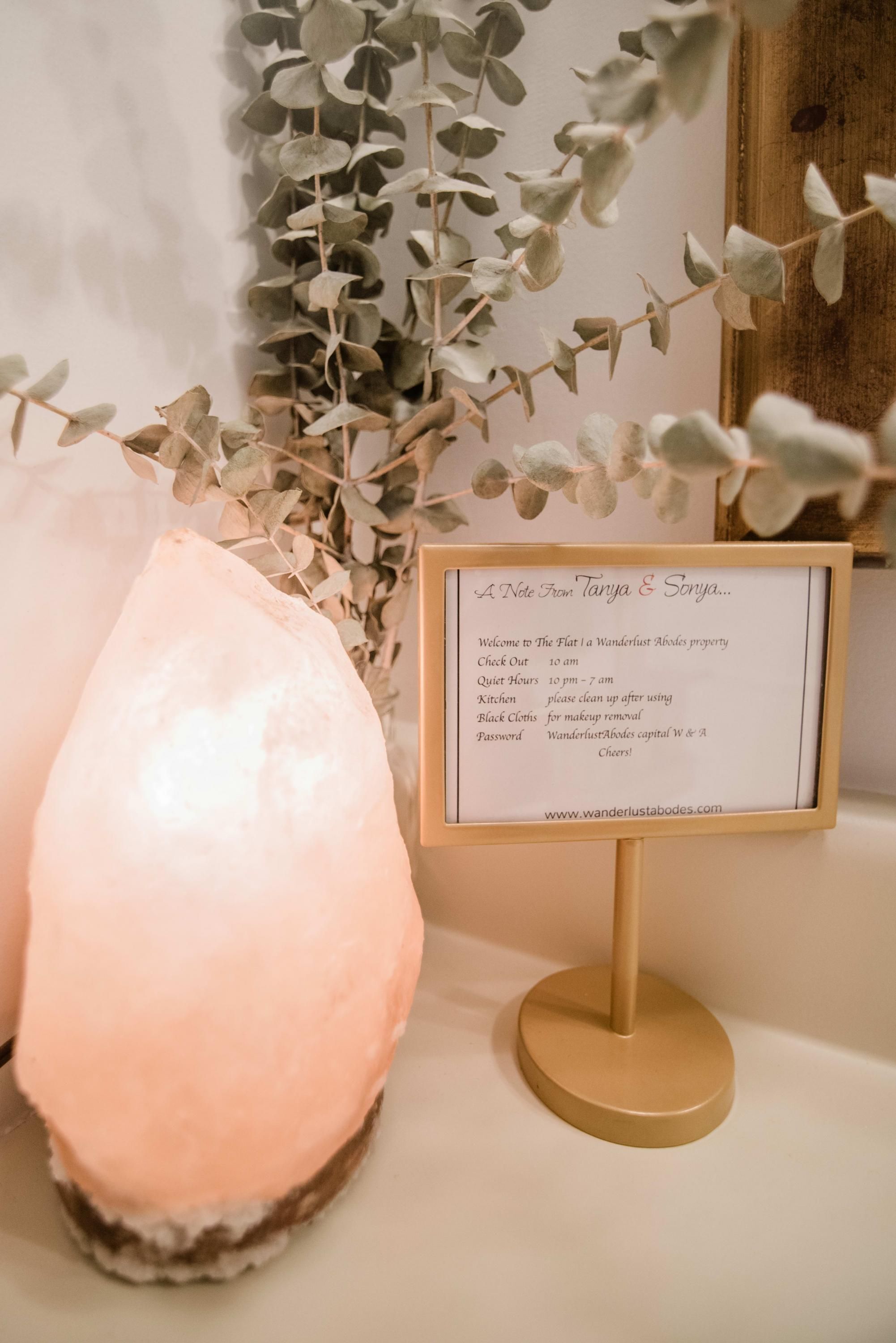 Un cartel enmarco con una nota de Tanja & Sorya, que detalla la hora de salida, las horas de silencio, instrucciones para la cocina y una contraseña para la propiedad.