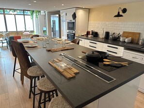 Kjøleskap, mikrobølgeovn, ovn og oppvaskmaskin