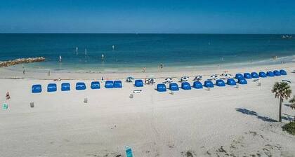 The Seashell Suite w Private Balcony Walk 2 Beach