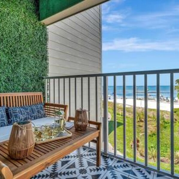 Apartment | Terrace/patio - The Hemingway 2bd Tropical Elegance on the Water (Tampa)