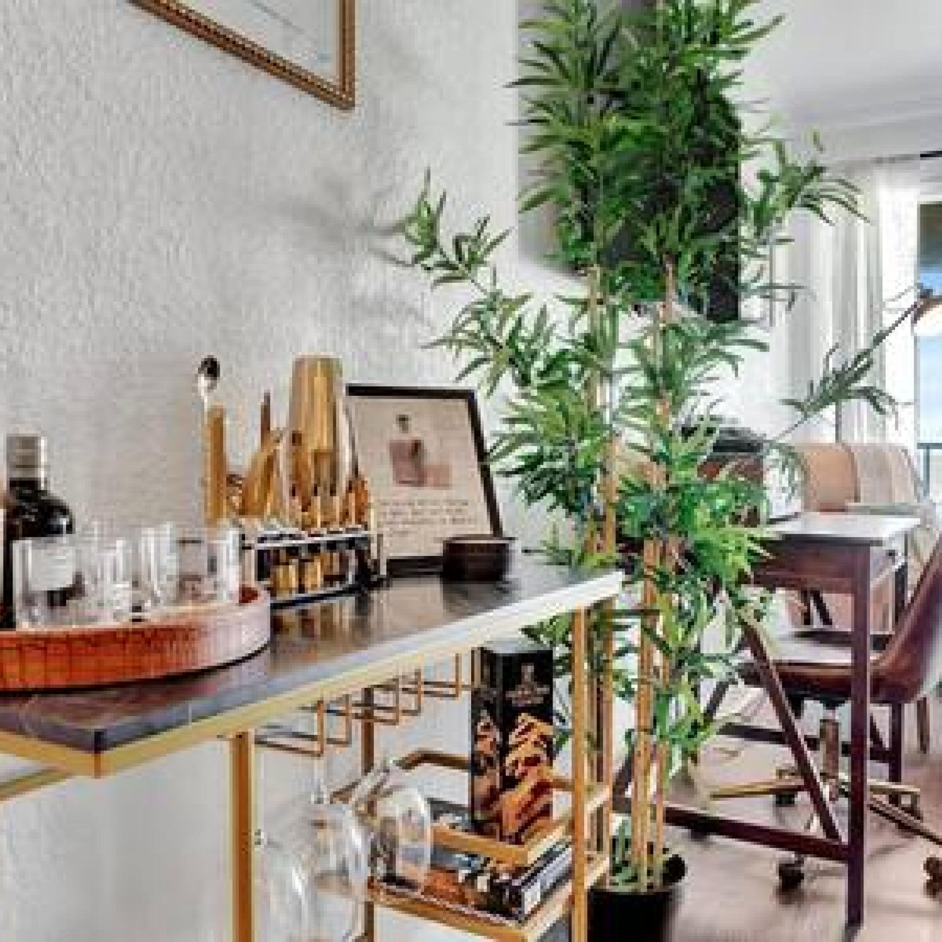 Una sala moderna con una mesa de centro, una planta en maceta y una estantería.