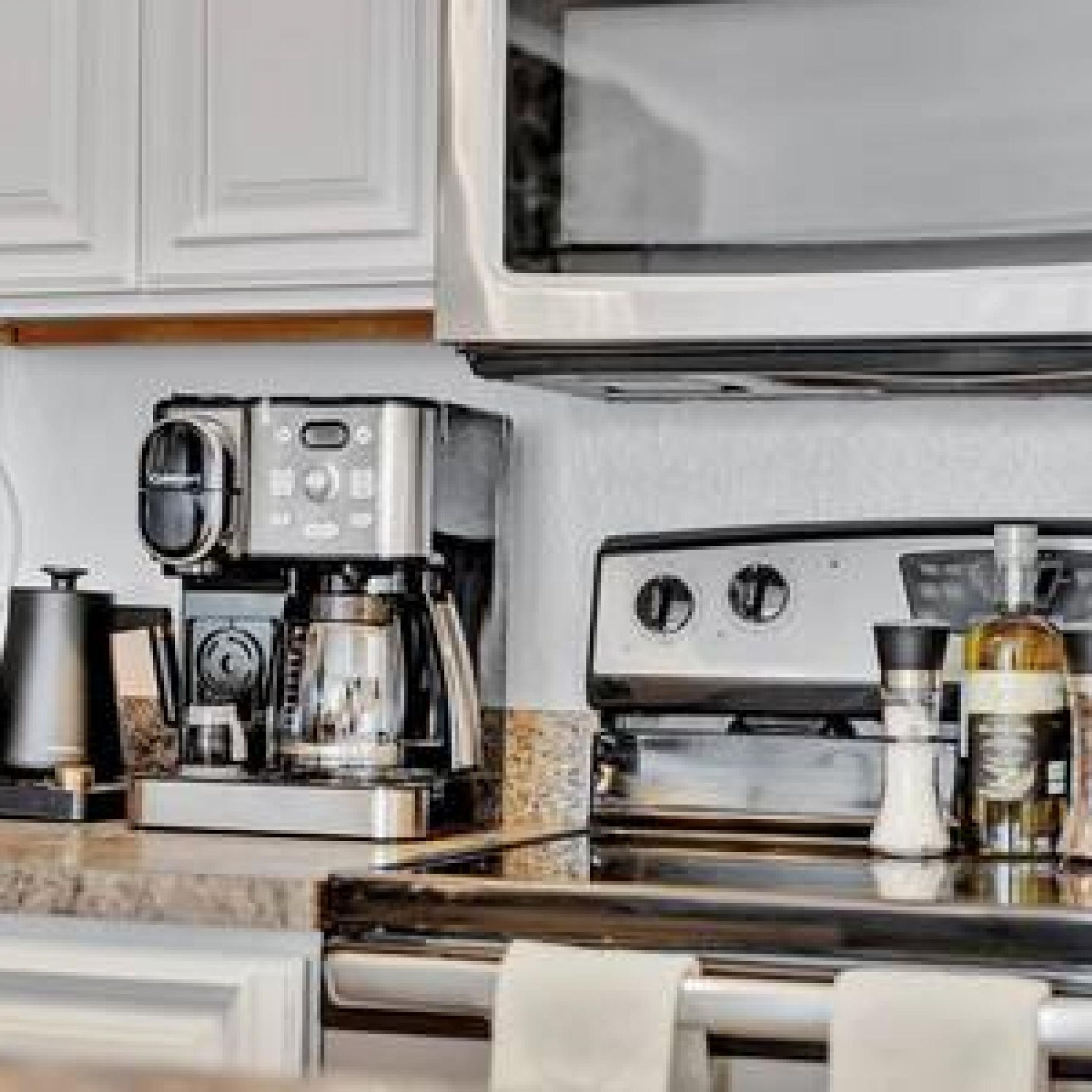 Una cocina equipada con microondas, cafetera y estufa.