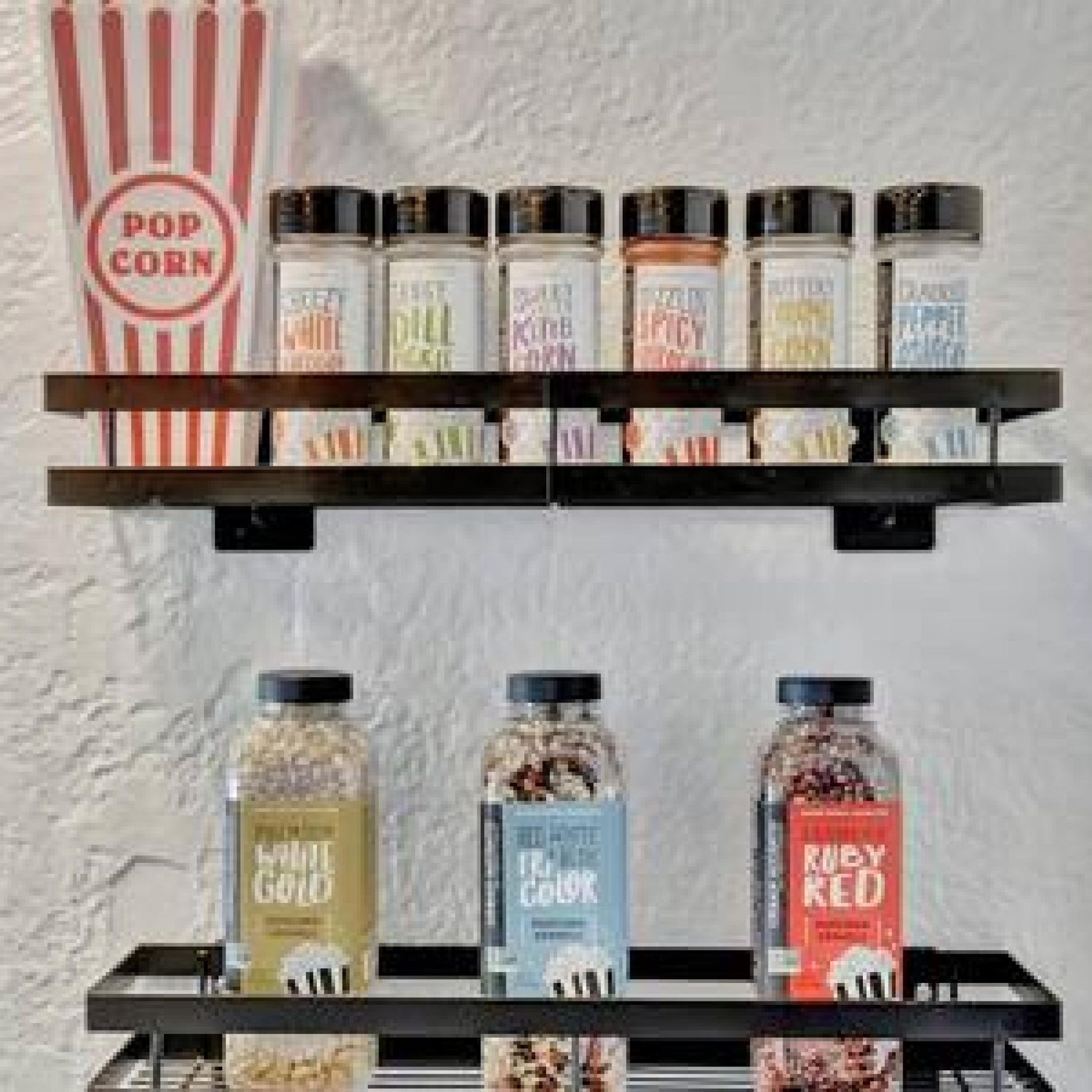 Una estantería con frascos etiquetados 'White Gold', 'Teal Gold' y 'Ruby Red'.