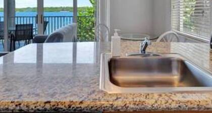 The Bayview a Quaint 1 1 Balcony on the bay