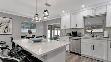 House | 4 bedrooms, desk, Internet