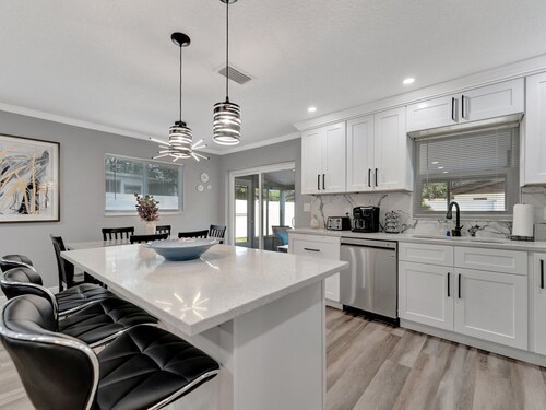 4b 2b w Hot Tub BBQ Firepit 9mins to Beach