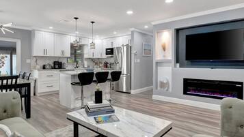 House | 4 bedrooms, desk, Internet