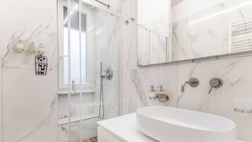 Kostenlose Toilettenartikel, Hausschuhe