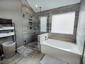 Een douche, een haardroger, handdoeken, zeep