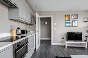 Apartment | 2 bedrooms, Internet - Stay Next to Pier and Brighton Beach City View (Brighton)