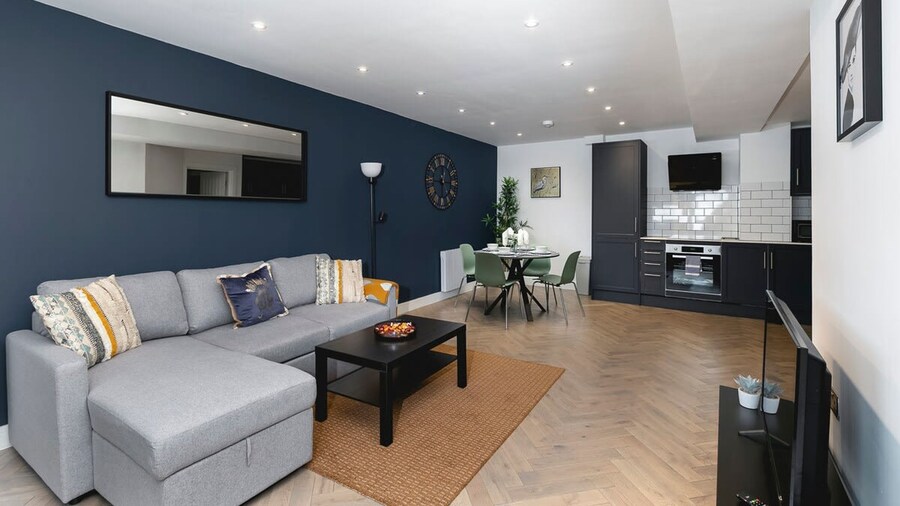 Bright Spacious Condo Free Parking 5min to Beach