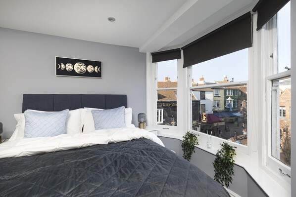 Apartment | 3 bedrooms, desk, iron/ironing board, Internet - The Lanes Comfy Short Walk to Beach and Pier (Brighton)