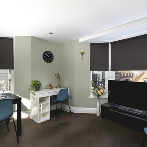 3 عدّة غرف نوم ومكتب ومكواة/لوح كي وخدمة الإنترنت