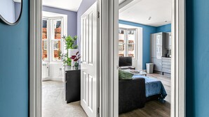 A modern apartment with a kitchen, dining area, and a living room with a sofa and a TV. - The Lanes Getaway Moments Away From Pier Beach (Brighton)