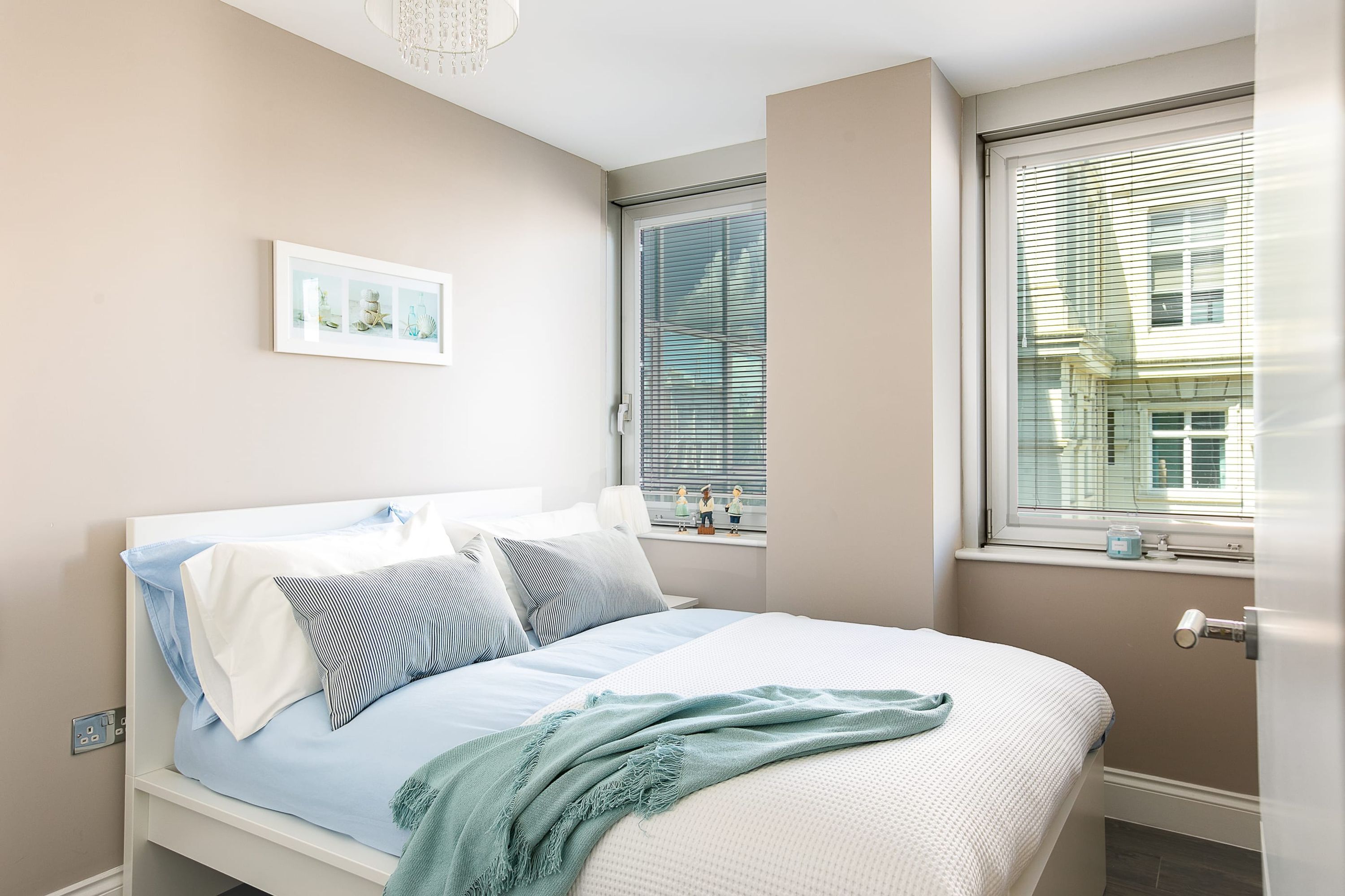 2 عدّة غرف نوم وخدمة الإنترنت