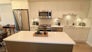 Jääkaappi, mikroaaltouuni, uuni, liesi