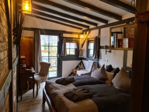 خزنة داخل الغرفة ومكتب ومساحة عمل للكمبيوتر المحمول وستائر تعتيم