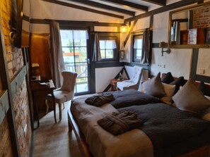 خزنة داخل الغرفة ومكتب ومساحة عمل للكمبيوتر المحمول وستائر تعتيم