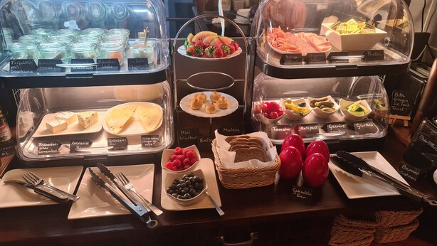 A buffet with various food items, including cheese, fruits, and pastries. - Hotel b&b altes hinterhäusel  (Freiberg)