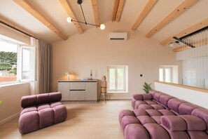 Smart TV, fireplace
