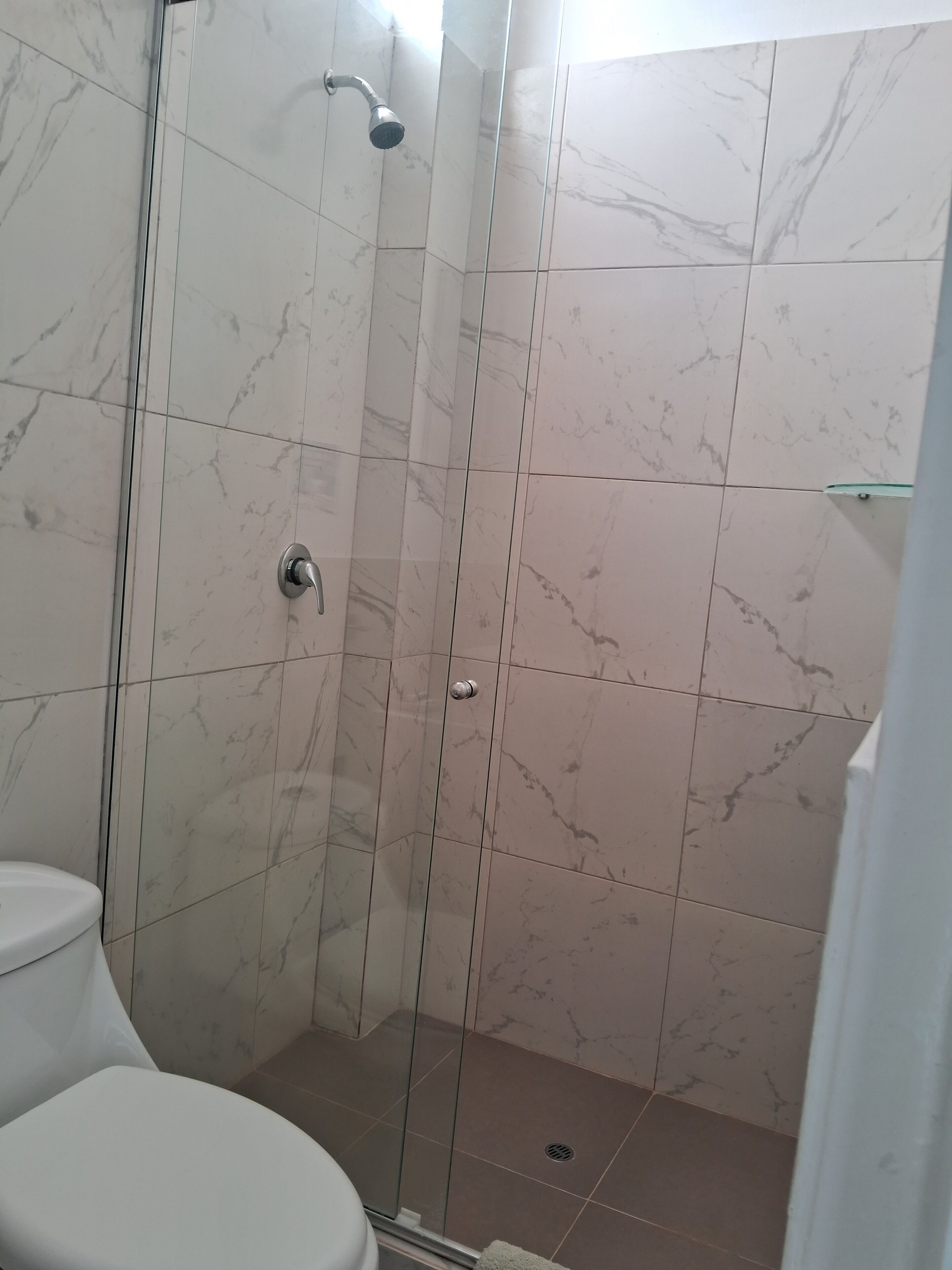 Regadera, toallas, jabón, shampoo 