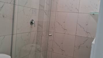 Regadera, toallas, jabón, shampoo