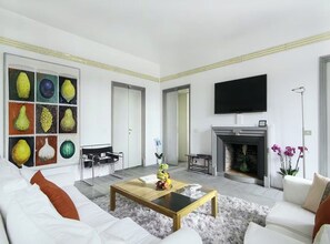 Fernseher, Kamin, DVD-Player
