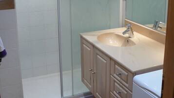 Douche, sĂšche-cheveux, serviettes fournies, savon
