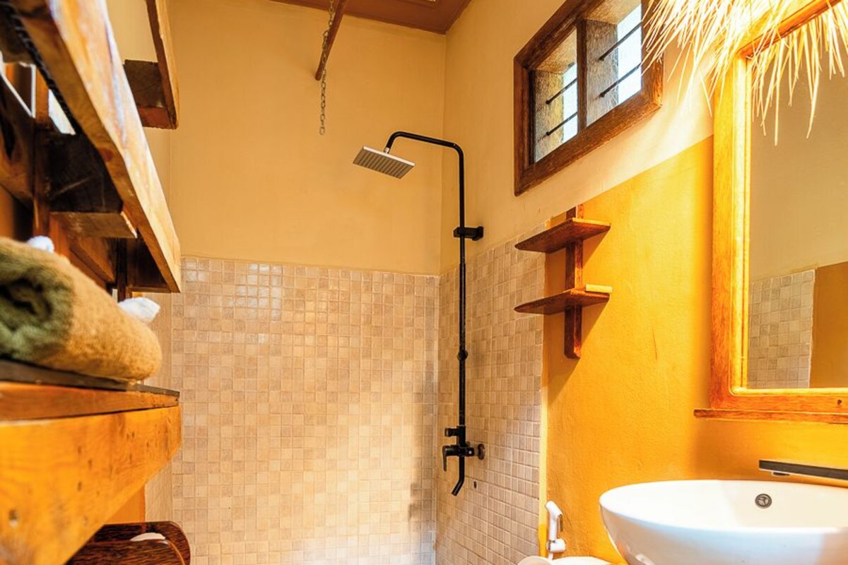 Un baño pequeño con inodoro, lavabo y ducha.