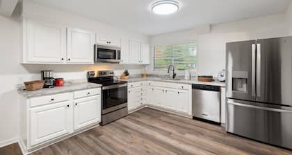 The Prince George House / Midtown Home / Close to Forest General Hospital & USM!