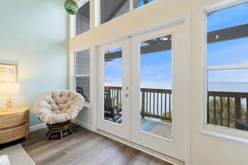 Huge Gulf front condo w/ water access and panoramic views