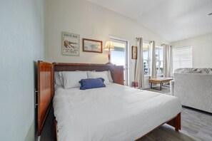5 bedrooms, desk, iron/ironing board, travel crib - Huge Gulf front condo w/ water access and panoramic views (Cedar Key)