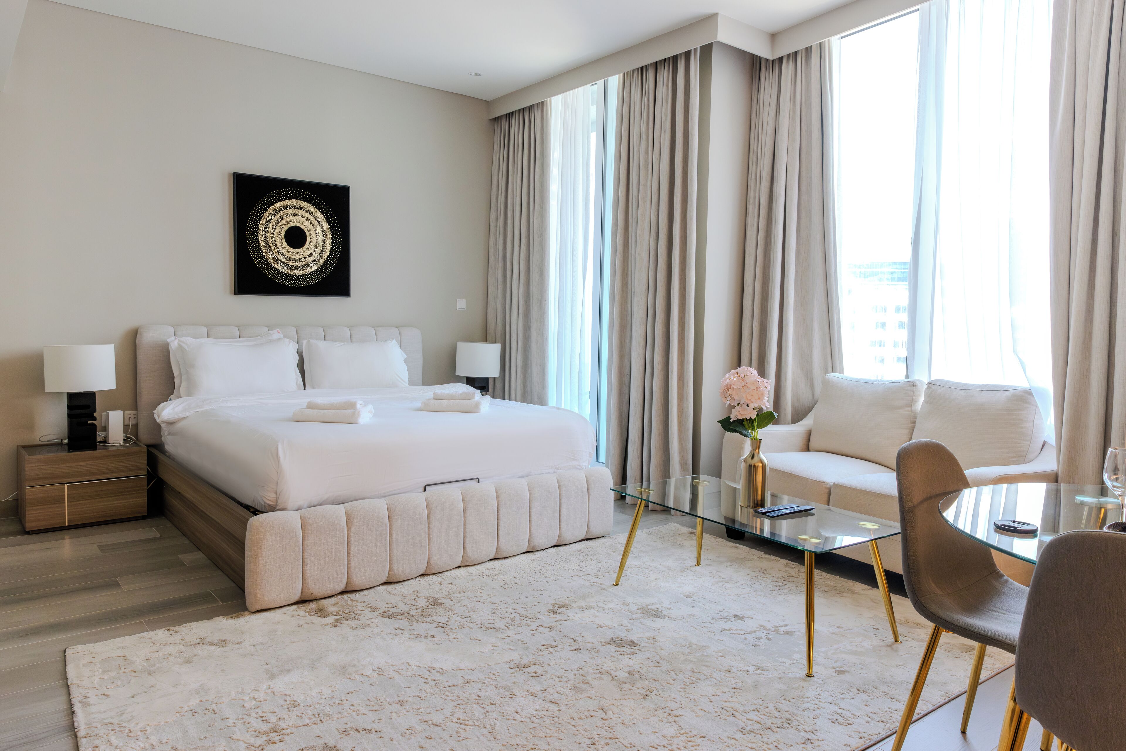 Studio – design | Sengetøy av topp kvalitet, dundyner, safe på rommet og strykejern/-brett