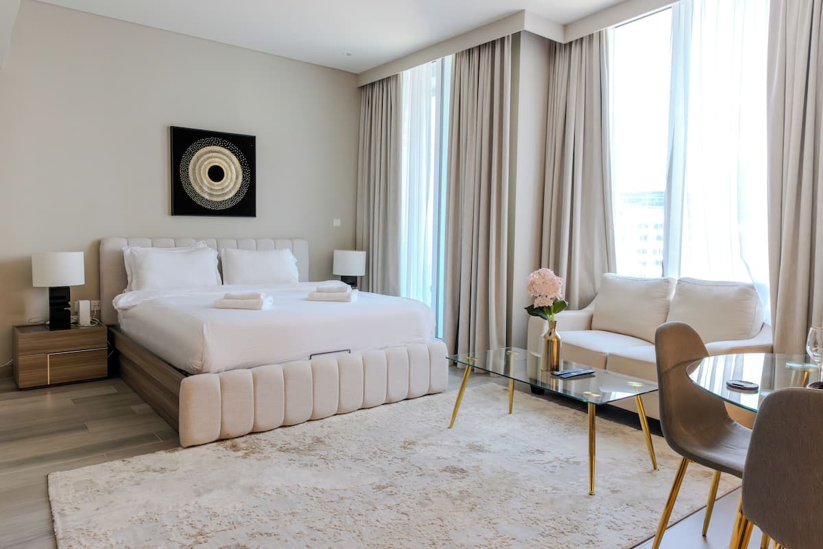 Studio – design | Sengetøy av topp kvalitet, dundyner, safe på rommet og strykejern/-brett