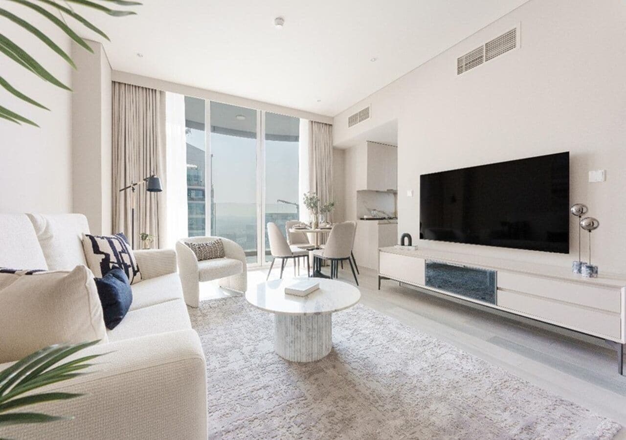 Apartamento real, 1 cama King e sofá-cama, vista para a marina | Área de estar | TV de tela plana 55 polegadas com canais digitais