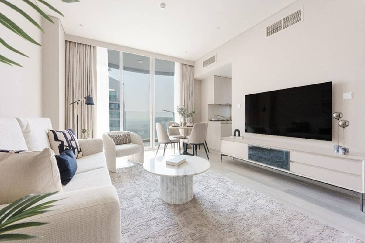 Leilighet – royal, 1 kingsize-seng med sovesofa, utsikt mot marina | Oppholdsområde | En 55-tommers Flatskjerm-TV med digitale kanaler