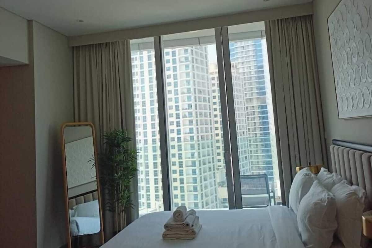 Sengetøy av topp kvalitet, dundyner, safe på rommet og strykejern/-brett