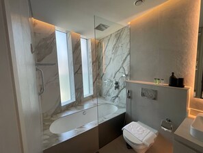 Apartamento Elite, vistas al puerto deportivo | Baño | Secador de pelo, bidé, toallas y jabón