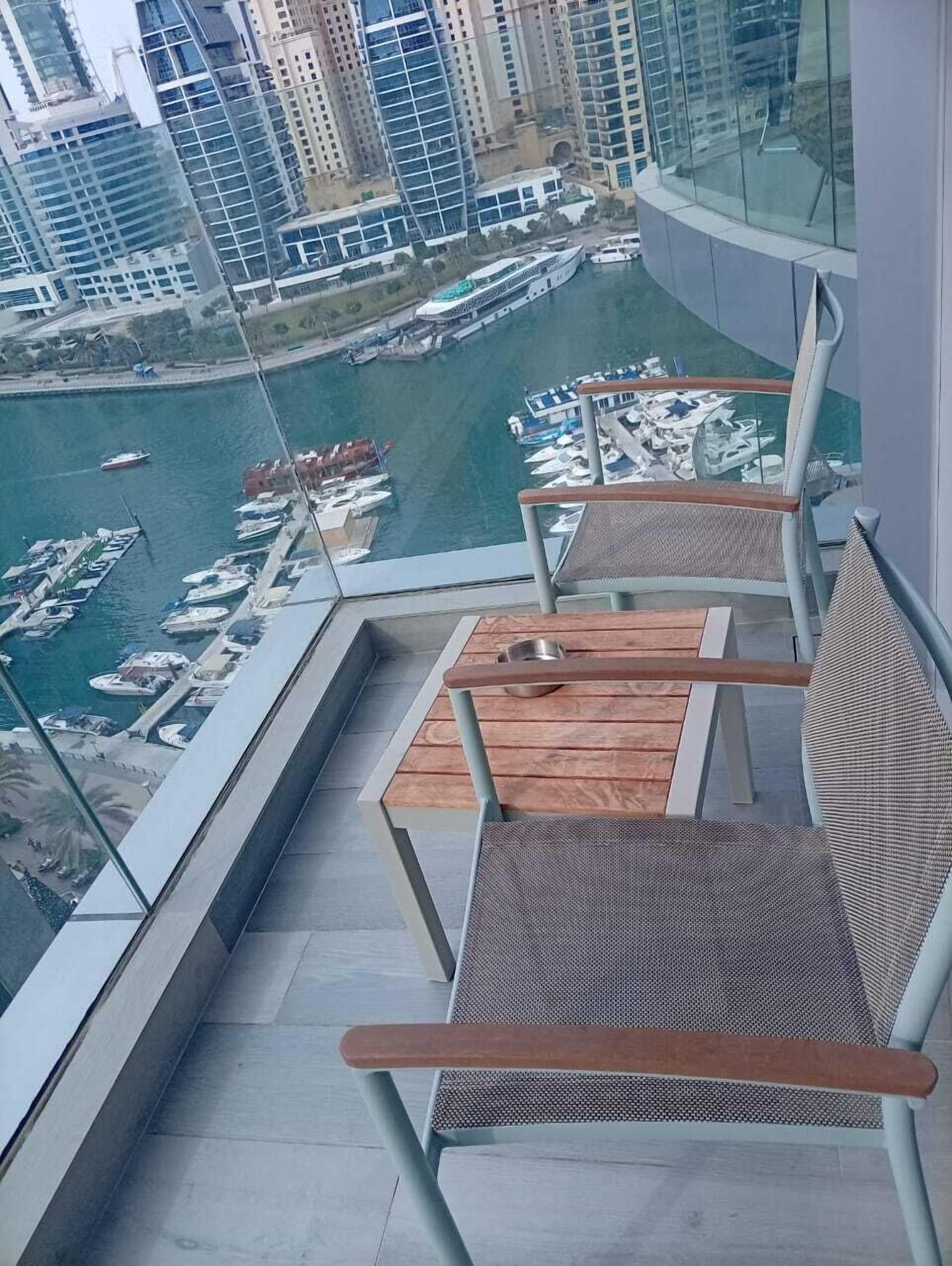 Leilighet – deluxe, 1 kingsize-seng, utsikt mot marina | Terrasse/patio