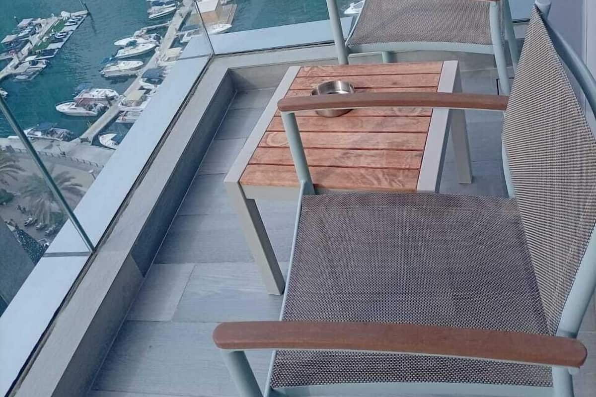 Leilighet – deluxe, 1 kingsize-seng, utsikt mot marina | Terrasse/patio