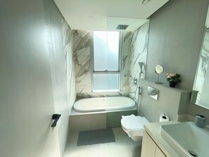 Haartrockner, Bidet, Handtücher, Seife