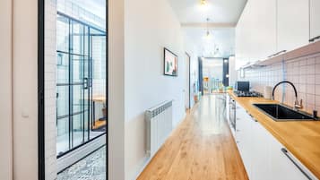 公寓, 陽台, 城市景觀 | 私人廚房 | 電熱水壺、餐桌