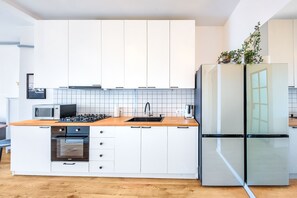 Apartamento, sacada, vista para a cidade | Cozinha privada | Chaleira elétrica, mesas de jantar