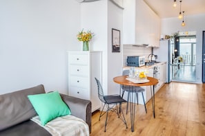 Apartamento, sacada, vista para a cidade | Cozinha privada | Chaleira elétrica, mesas de jantar