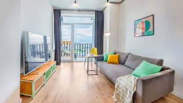 公寓, 陽台, 城市景觀 | 起居區 | 45-吋LED 液晶電視,提供數位頻道