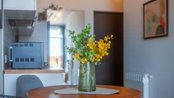 公寓, 陽台, 城市景觀 | 私人廚房 | 電熱水壺、餐桌