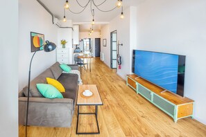 Apartamento, sacada, vista para a cidade | Área de estar | TV LED 45 polegadas com canais digitais